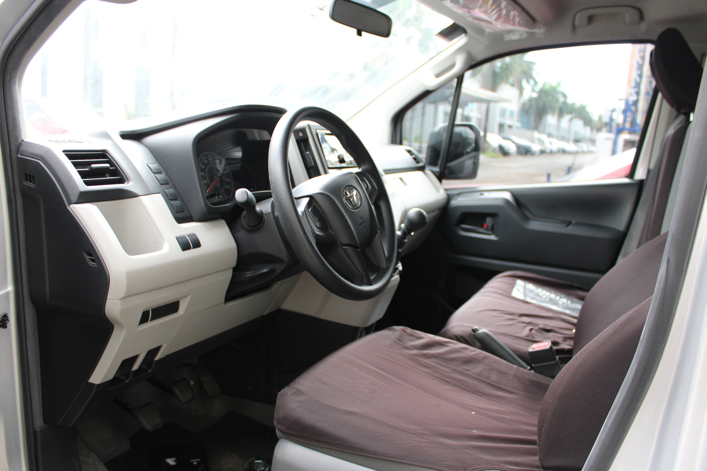 2022 Toyota Hiace Commuter Deluxe 2.8L, MT, DSL 36T