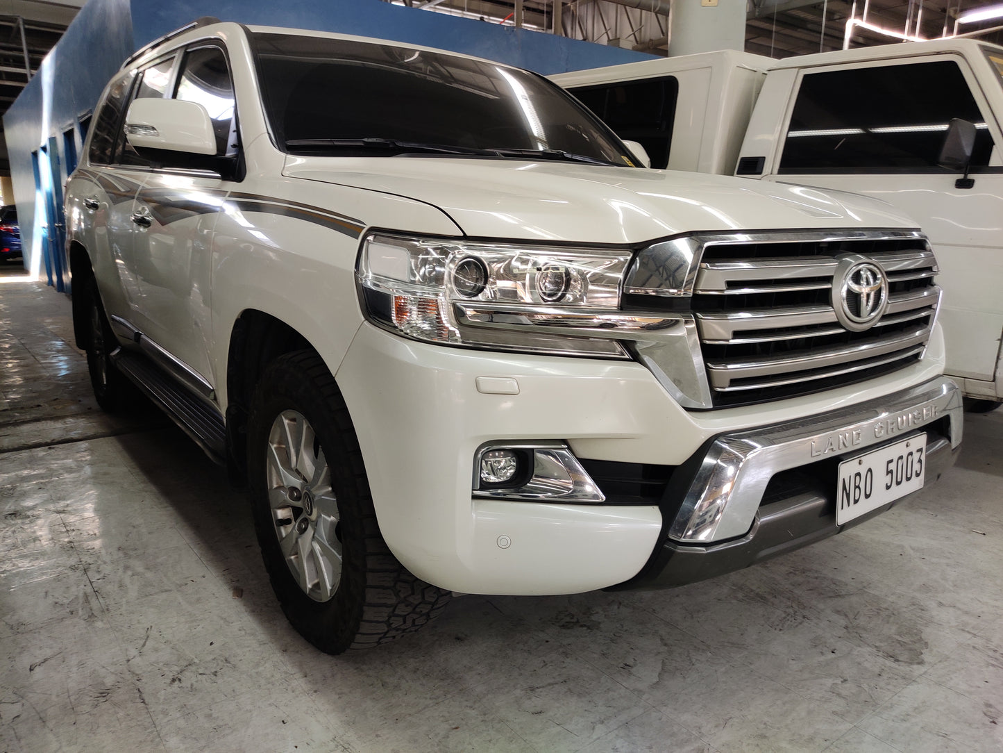 2019 Toyota Land Cruiser 200 V8 VX A/T Diesel with 77T mileage, powerful and luxurious SUV, available at ROPO.