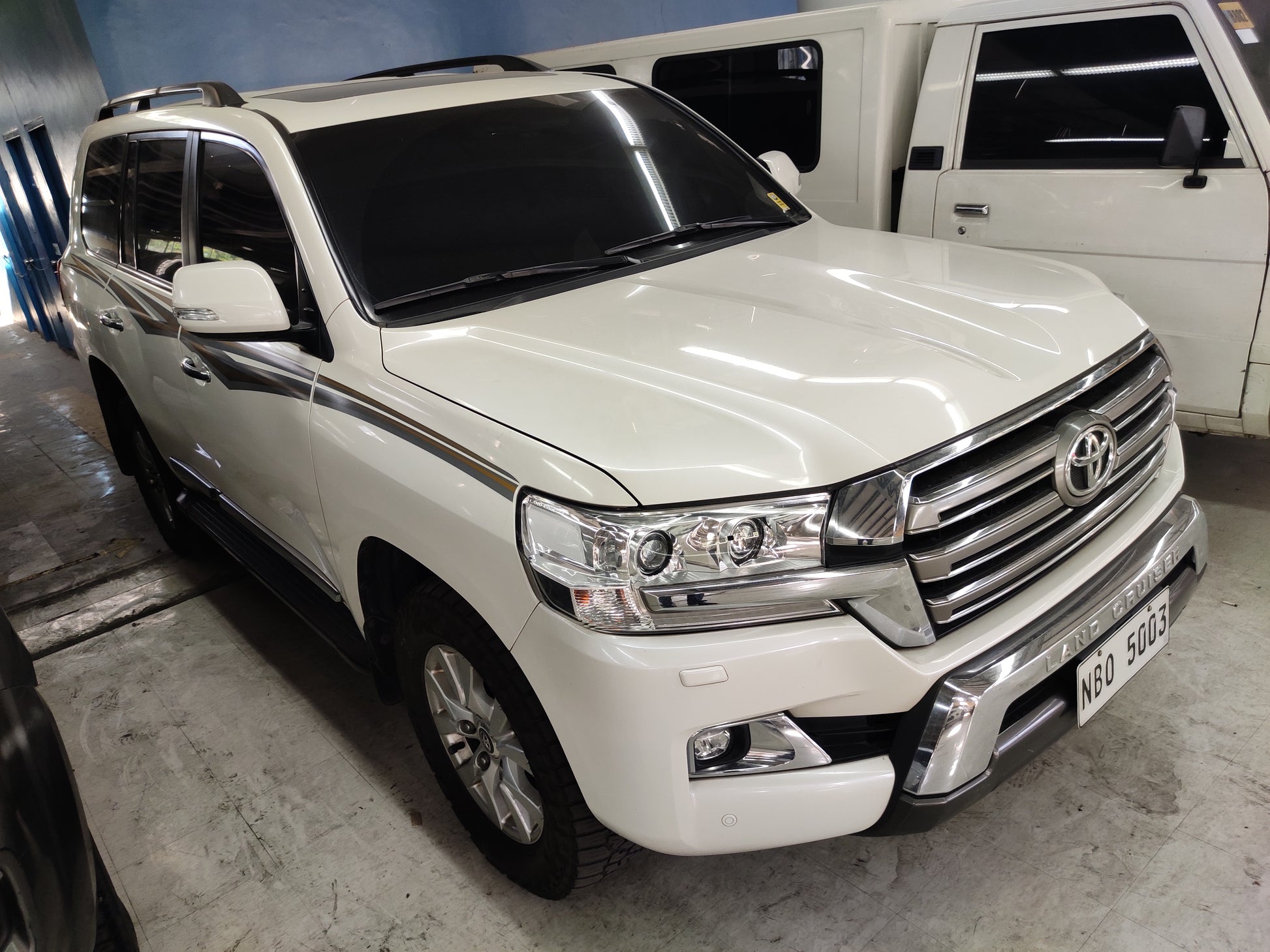 2019 Toyota Land Cruiser 200 V8 VX A/T Diesel with 77T mileage, powerful and luxurious SUV, available at ROPO.